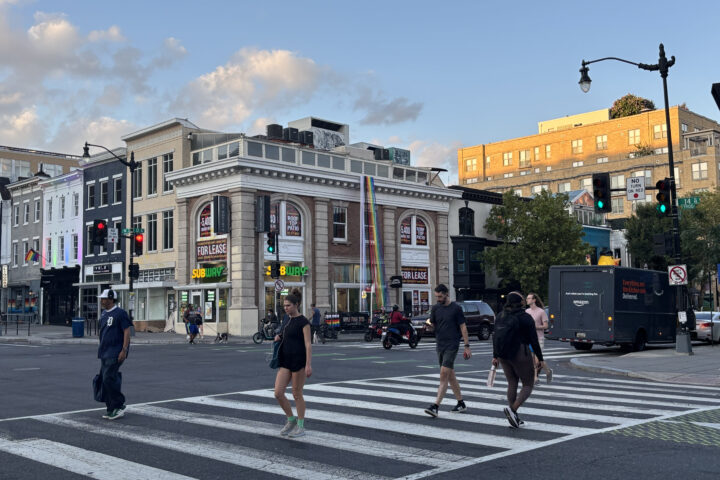 Vianants passegen pel carrer U de Washington, dilluns (fotografia: Hadley Green/The Washington Post).