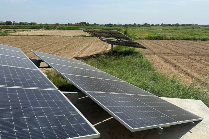 Panells solars a Dhaku, al Paquistan (fotografia: Rick Noack/The Washington Post).