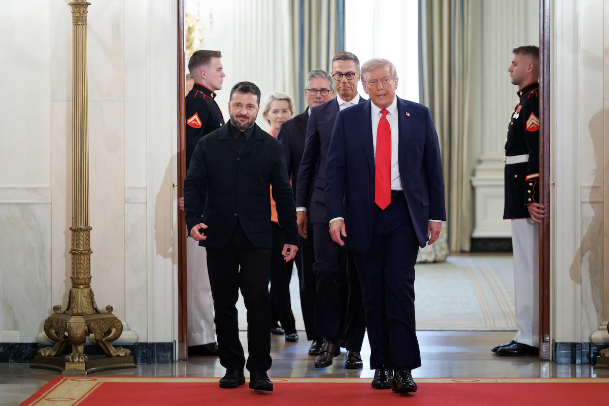 El president ucraïnès, Volodímir Zelenski (esquerra), i el president nord-americà, Donald Trump (dreta), abans de la reunió amb mandataris europeus a la Casa Blanca, dilluns (fotografia: Tom Brenner/The Washington Post).
