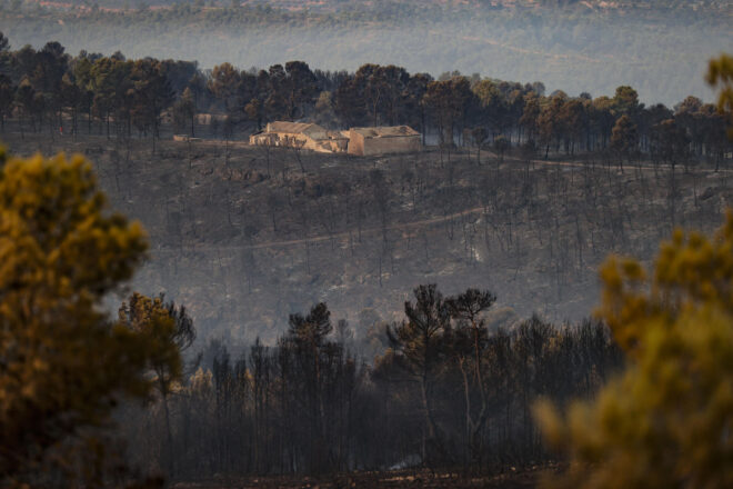 Els bombers se centren a controlar dos punts calents en l’incendi de Teresa de Cofrents