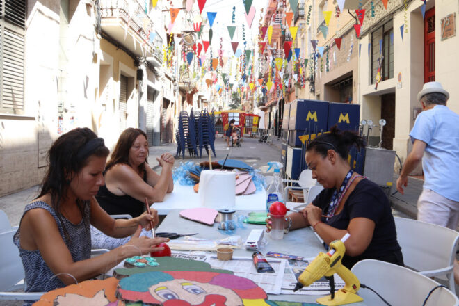 La Festa Major de Sants comença amb un pregó reivindicatiu d’Esther López i Júlia Truyol, actrius de la Calòrica