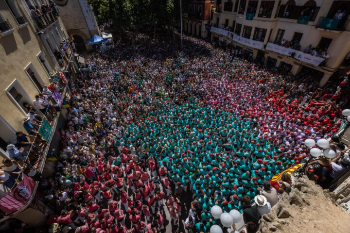 La plaça de la Vila de Vilafranca del Penedès, plena a vessar abans de l'inici de la diada castellera de Sant Fèlix.