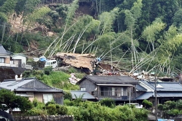 Una casa destruïda per una esllavissada a Aira, prefectura de Kagoshima (fotografia: EFE/EPA/JIJI PRESS).