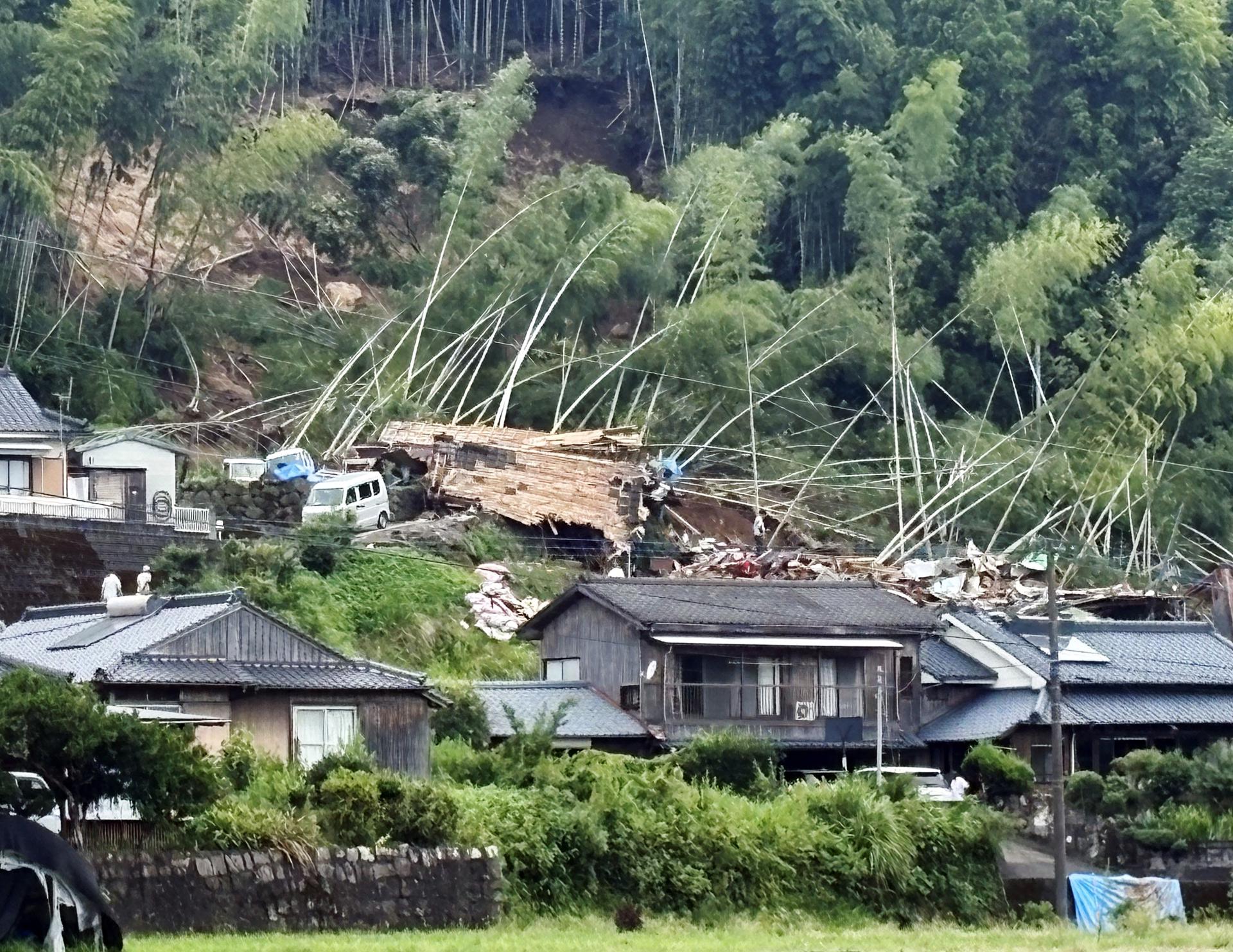 Una casa destruïda per una esllavissada a Aira, prefectura de Kagoshima (fotografia: EFE/EPA/JIJI PRESS).