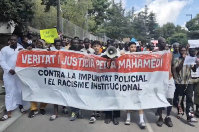 Més de 300 persones es manifesten a Montornès del Vallès per demanar d'esclarir la mort d'un jove a la comissaria