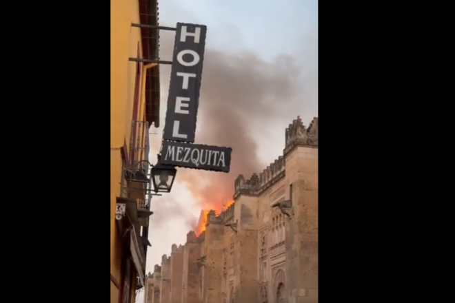 Un incendi crema a la mesquita de Còrdova