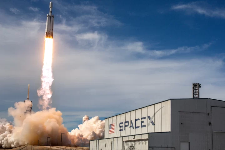 Imatge d'arxiu de l'enlairament d'un coet Falcon Heavy de SpaceX en el marc de la missió GOES-U de la NASA (fotografia: Cristóbal Herrera Ulashkevich/Efe).