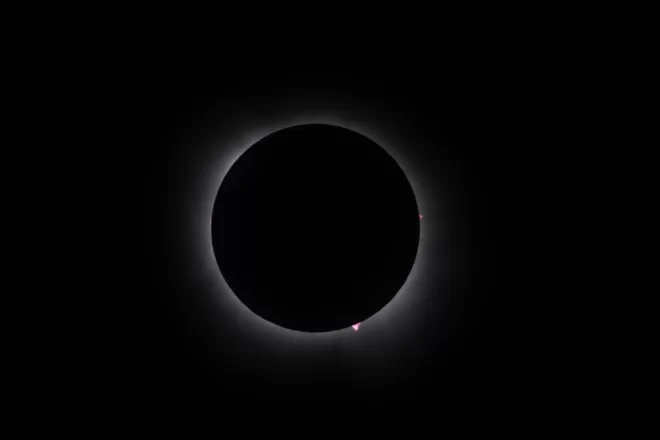 “Poden venir un milió de persones”: pobles sencers llogats i preus pels núvols un any abans del gran eclipsi