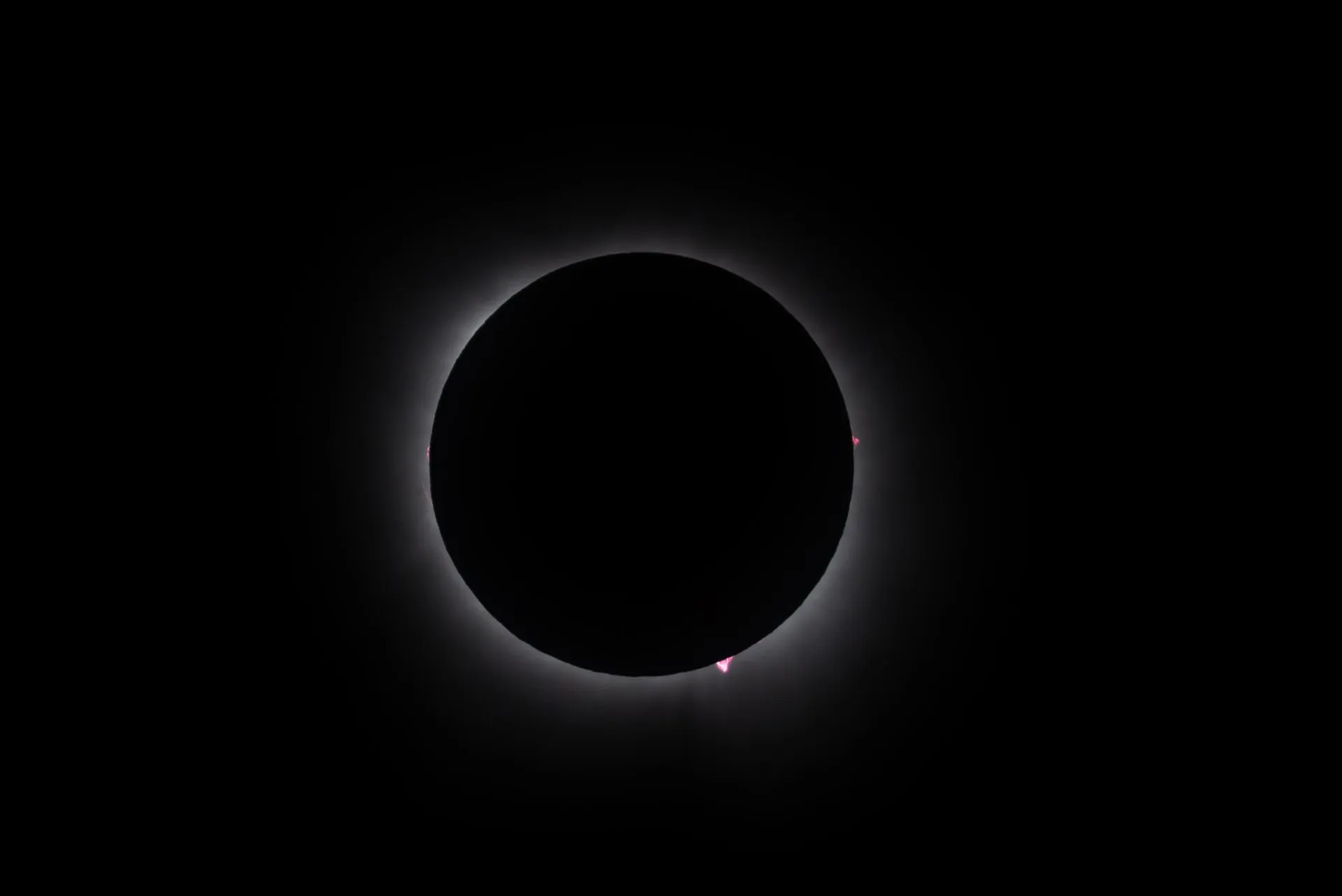 “Poden venir un milió de persones”: pobles sencers llogats i preus pels núvols un any abans del gran eclipsi