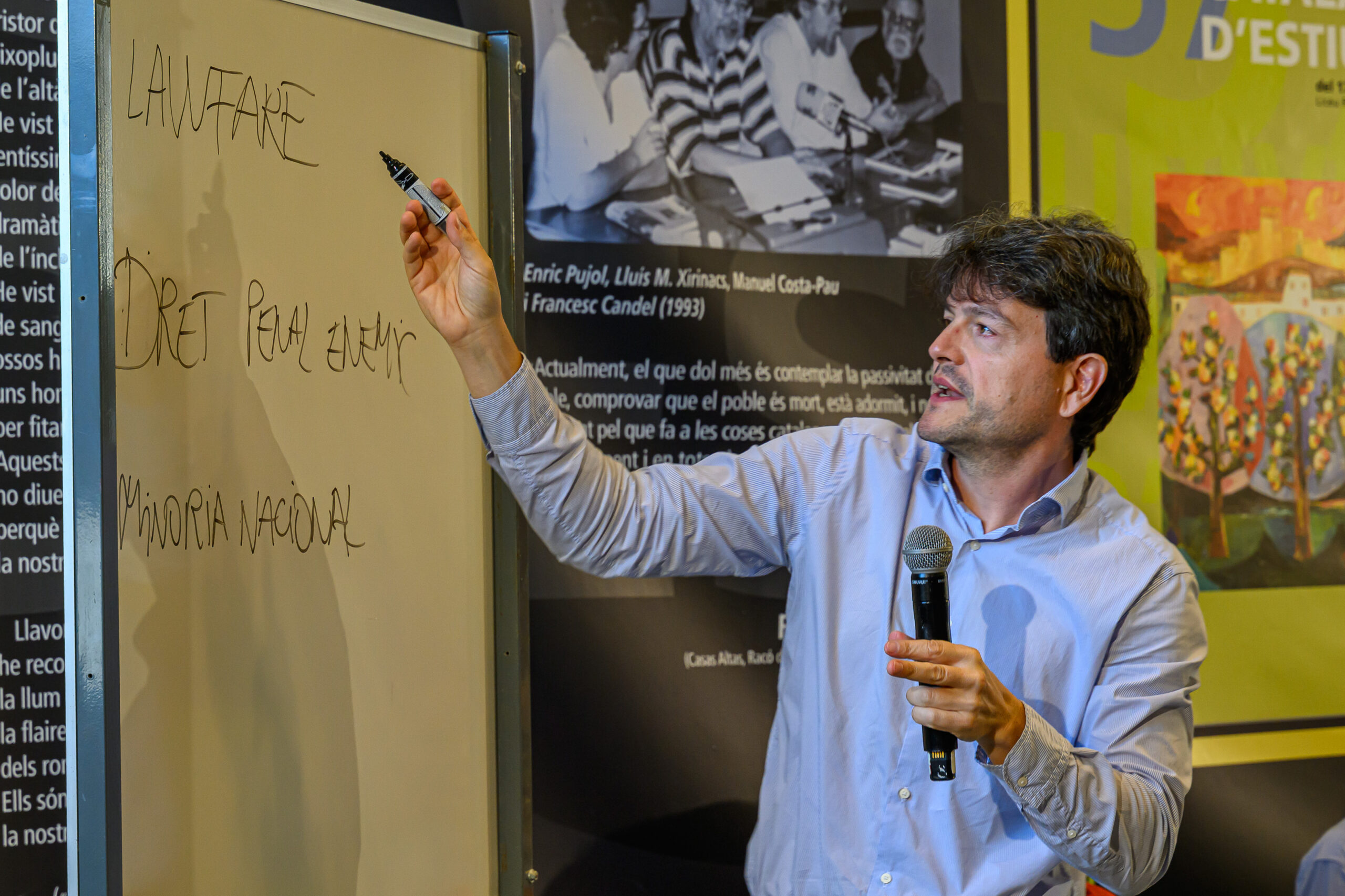 El jutge Guillem Soler explica els diferents conceptes emprats fins ara a l'hora de definir la vulneració de drets als catalans (fotografia: Josep Maria Montaner/UCE).