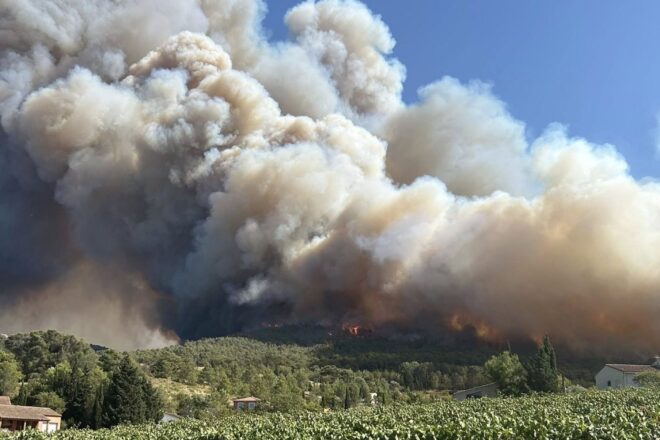 Un incendi molt virulent i descontrolat arrasa milers d'hectàrees a l’Aude i obliga a evacuar cases i un càmping