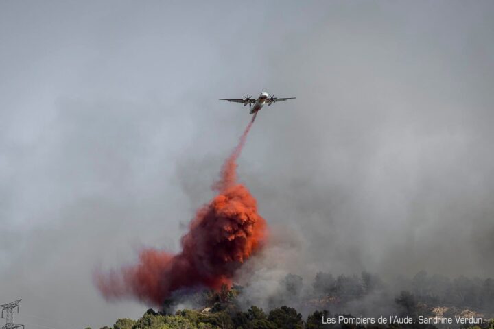 Un Canadair en plena activitat en l'incendi de l'Aude (fotografia: bombers de l'Aude).