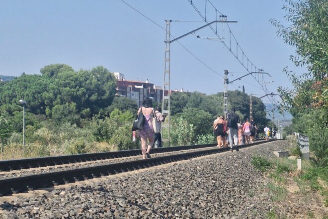Evacuen un tren prop de la Selva del Camp que ha obligat a tallar la circulació