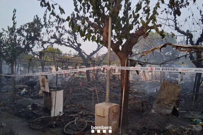 Desallotgen més de 1.500 persones per un incendi en un càmping al Vendrell