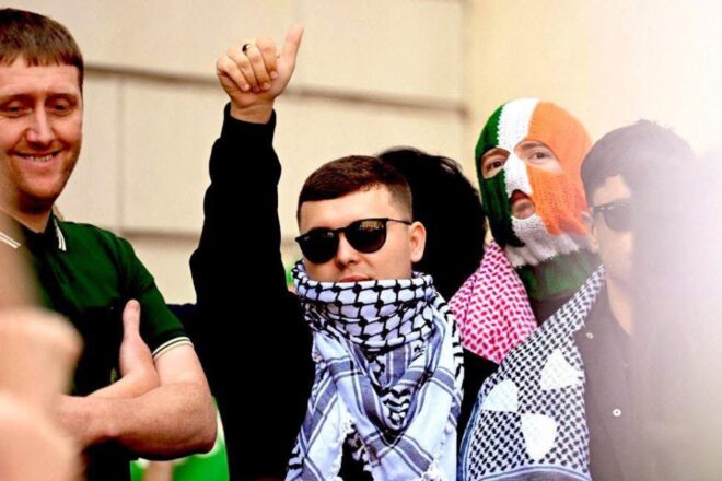 Un traductor d’irlandès, l’arma simbòlica d’un cantant de Kneecap contra el tribunal britànic