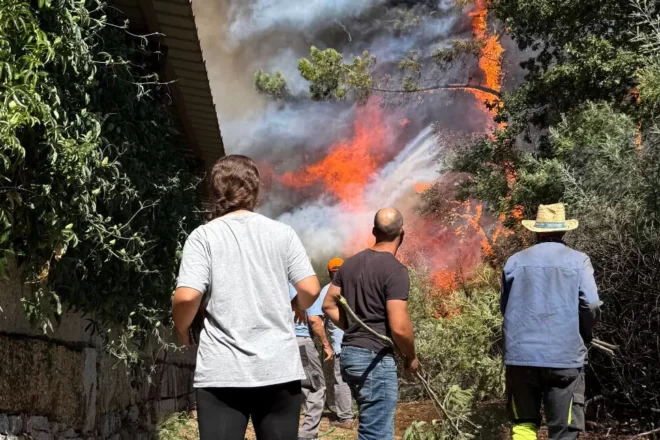 Veïns exhausts i tres dies de lluita amb galledes i branques contra el foc: “Ja no podem més”