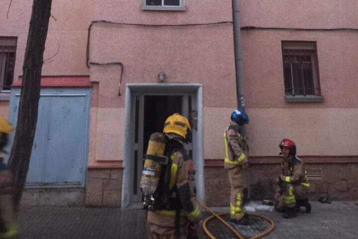 Els efectius dels bombers treballant al lloc de l'incendi (fotografia: bombers).