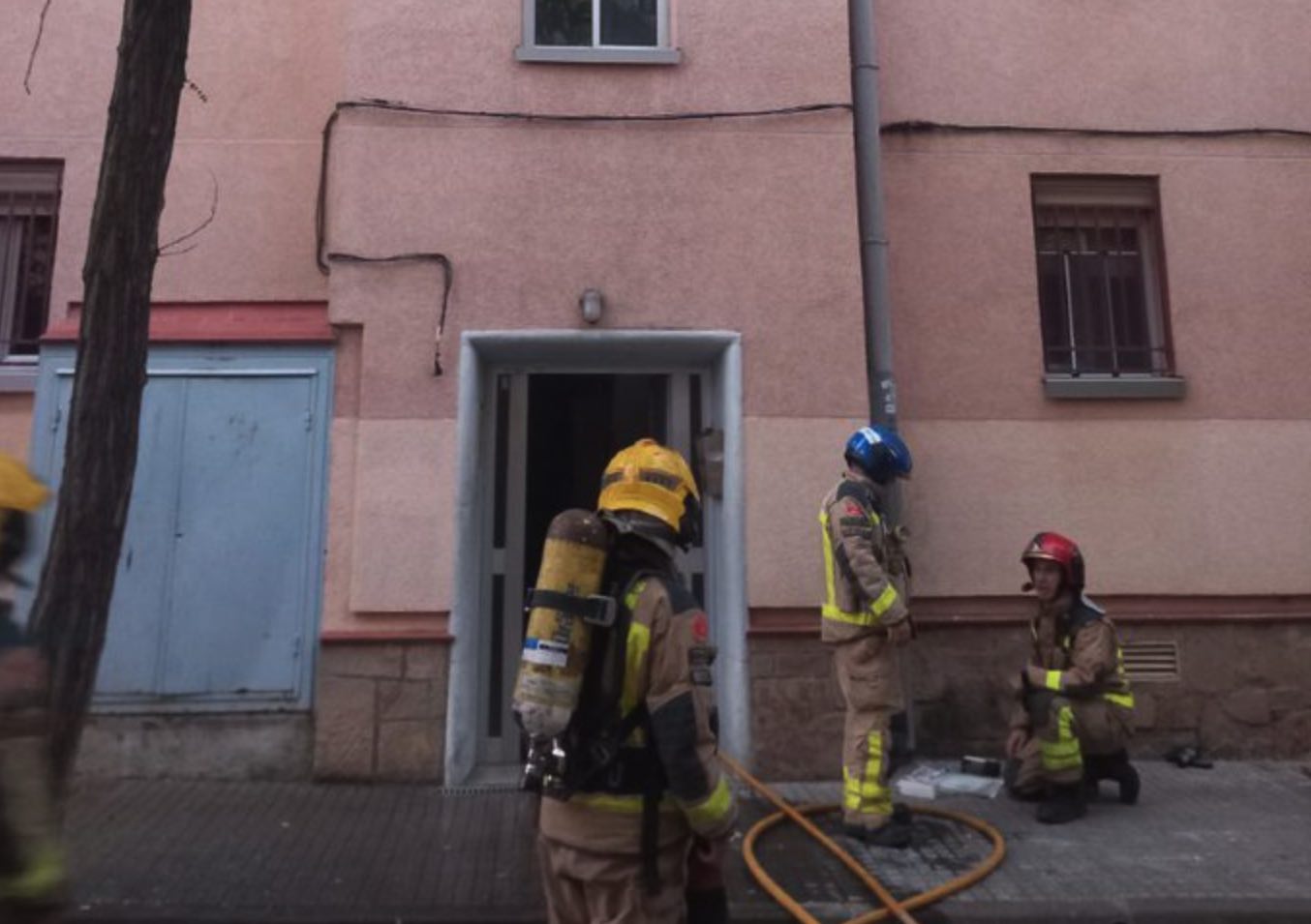 Els efectius dels bombers treballant al lloc de l'incendi (fotografia: bombers).