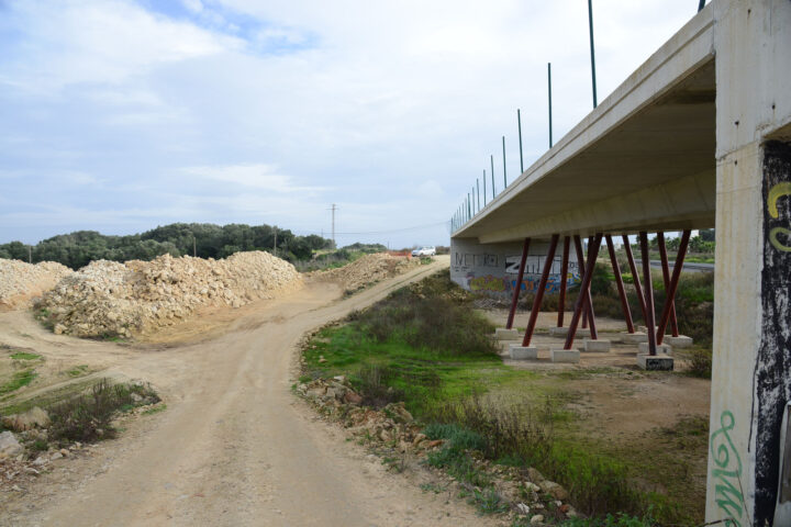 Les obres inacabades del pont de Rafal Rubí (fotografia: Prats i Camps).