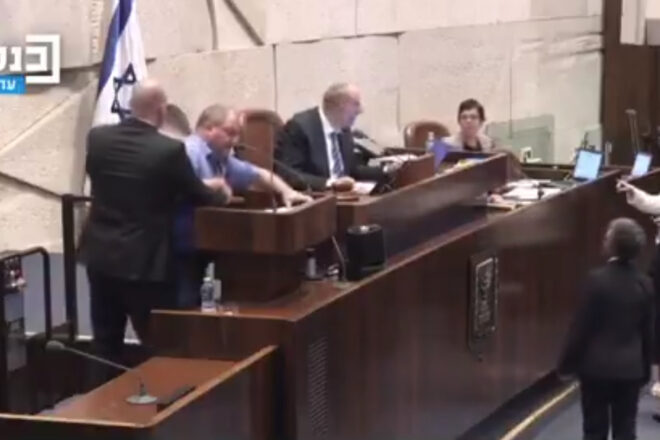[VÍDEO] Expulsen per la força un diputat del parlament d’Israel per denunciar el genocidi a Gaza