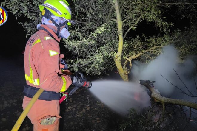 Un llamp causa un incendi a Xarafull, a pocs quilòmetres de l’incendi de Teresa de Cofrents