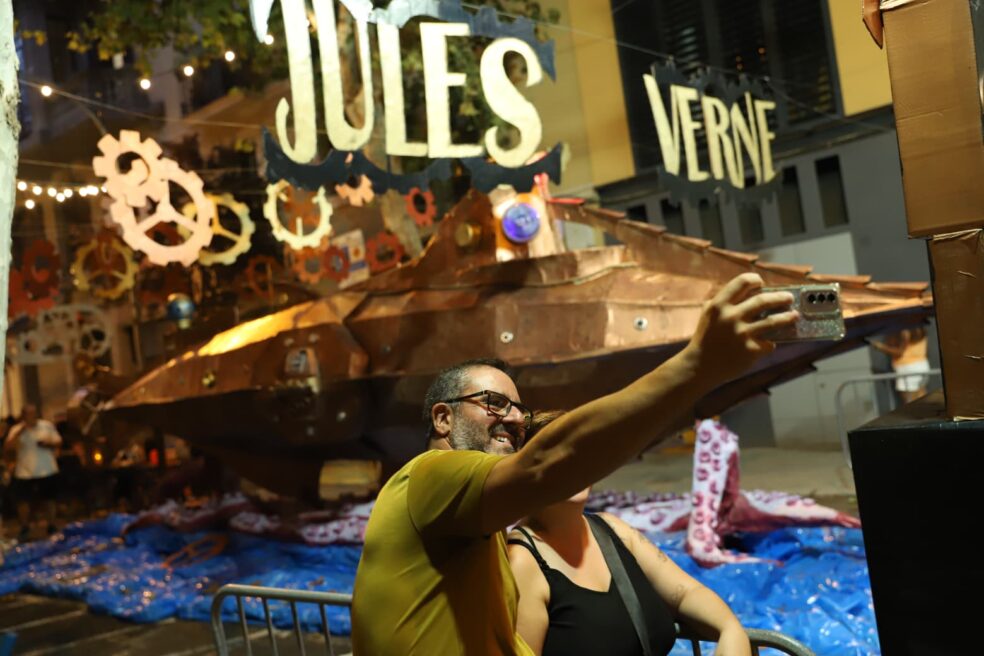 L’homenatge a Jules Verne, guanyador del concurs de carrers guarnits de la Festa Major de Sants