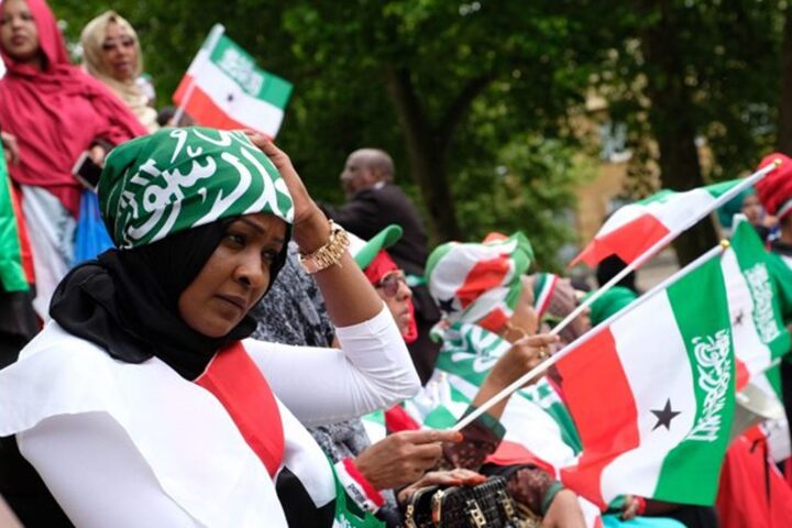 Dones branden banderes de Somalilàndia, en una fotografia d'arxiu (fotografia: The Horn Diplomat/Wikimedia Commons).