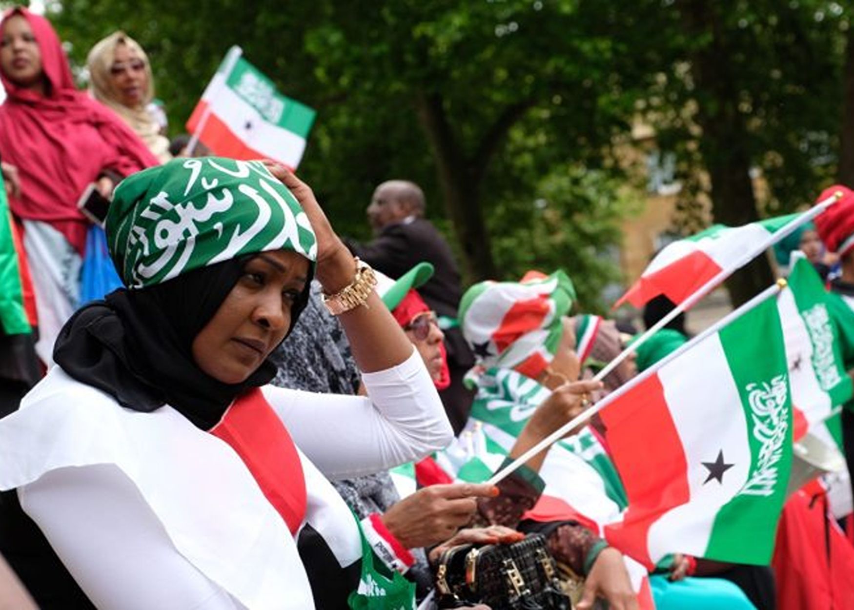 Dones branden banderes de Somalilàndia, en una fotografia d'arxiu (fotografia: The Horn Diplomat/Wikimedia Commons).