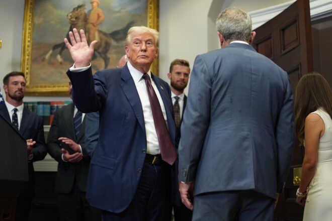 Trump desplega un nou arsenal d’aranzels, però n’ajorna l’entrada en vigor fins al 7 d’agost