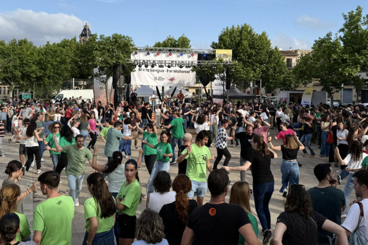 Macroballada popular en la Diada per la Llengua (fotografia: OCB).