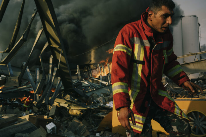 Un bomber libanès durant una operació de rescat al port de Beirut, poc després de l'explosió, el 4 d'agost de 2020 (fotografia: Lorenzo Tugnoli / The Washington Post).