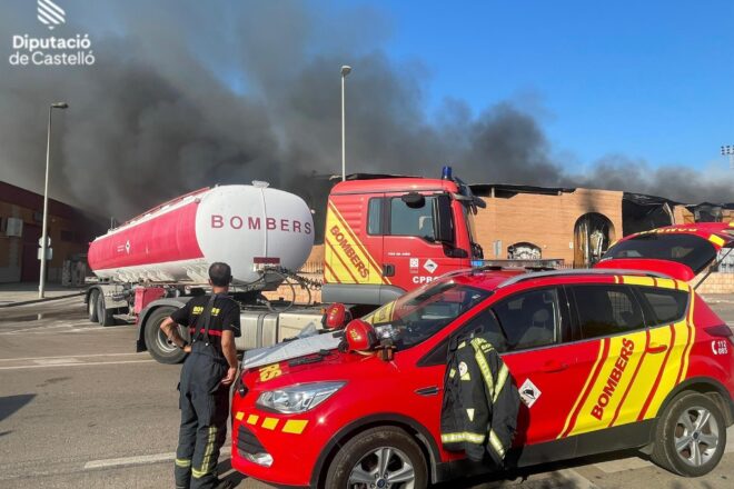 Controlat l’incendi de Vinaròs que ha cremat tres naus industrials