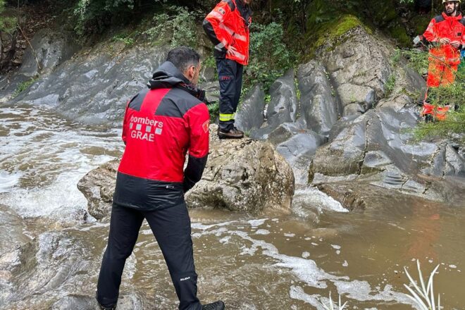 Els bombers rescaten quinze menors i cinc monitors sorpresos per la pluja a la riera de Beget