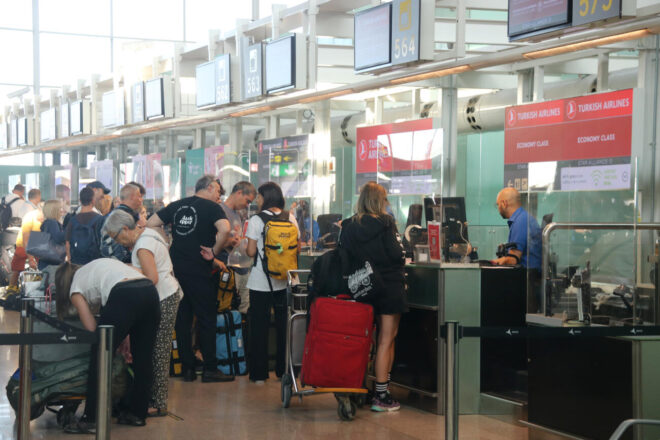 La vaga del personal del terra als aeroports continua causant retards i cancel·lacions