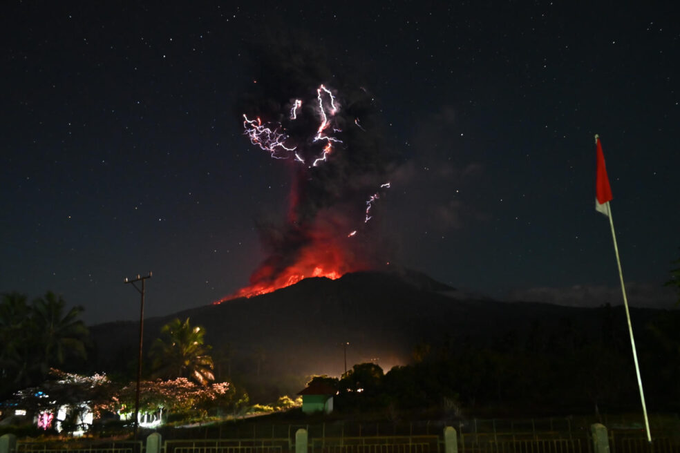 Indonèsia reactiva l’alerta màxima per una nova erupció del volcà Lewotobi
