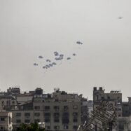 “Hi havia files i files de cadàvers”: els tiroteigs israelians als punts d’ajuda empenyen els metges de Gaza al límit