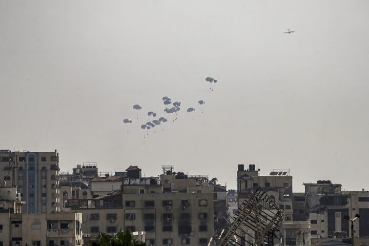 Un avió dels Emirats Àrabs Units (EAU) lliura ajuda humanitària per via aèria sobre una part de Gaza devastada per l'ofensiva israeliana, aquesta setmana (fotografia: Mohammed Saber/Efe).