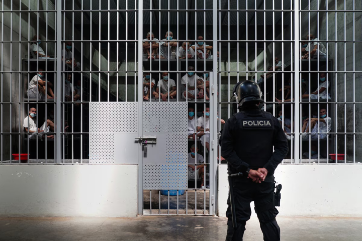 Un guàrdia custodia una cel·la del CECOT amb desenes de presos, aquest gener (fotografia: Camilo Freedman/The Washington Post).