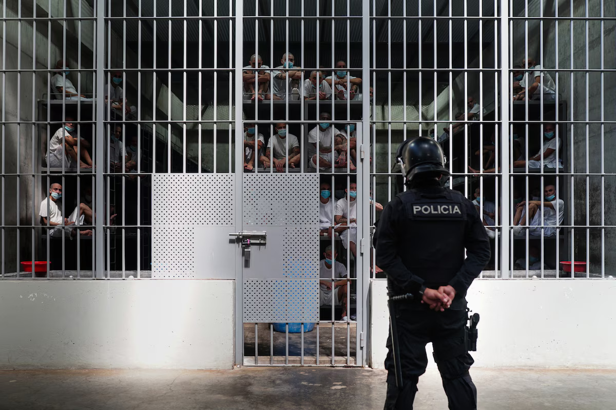 Un guàrdia custodia una cel·la del CECOT amb desenes de presos, aquest gener (fotografia: Camilo Freedman/The Washington Post).