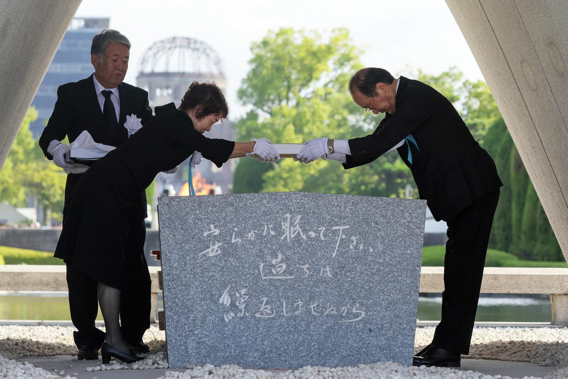 El batlle d'Hiroshima, Kazumi Matsui, col·loca la llista de víctimes al cenotafi en el 80è aniversari del bombardament atòmic. Fotografia: EFE/EPA/JIJI PRESS.