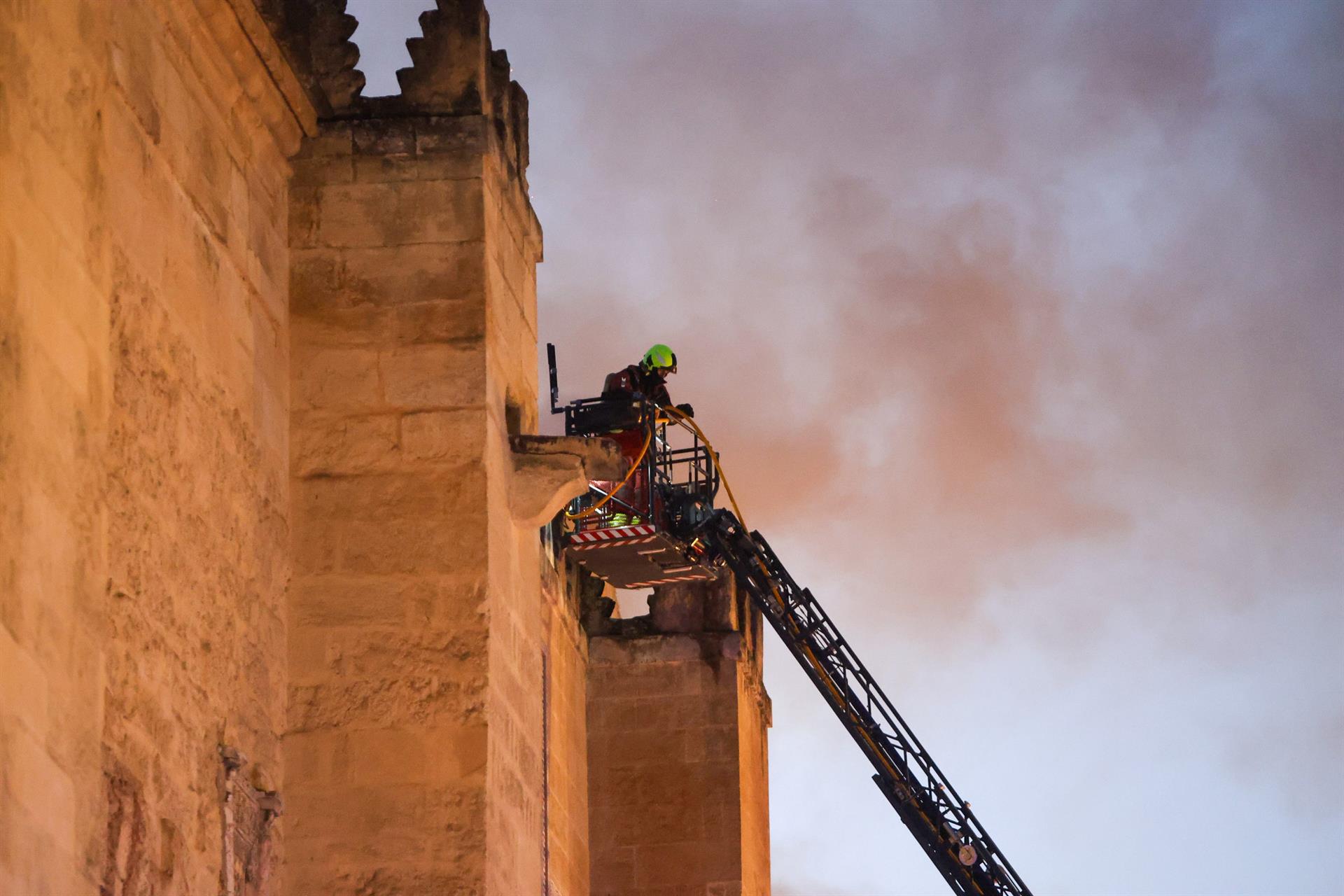Col·lapsa el sostre d'una de les capelles de la Mesquita de Còrdova afectades per l'incendi