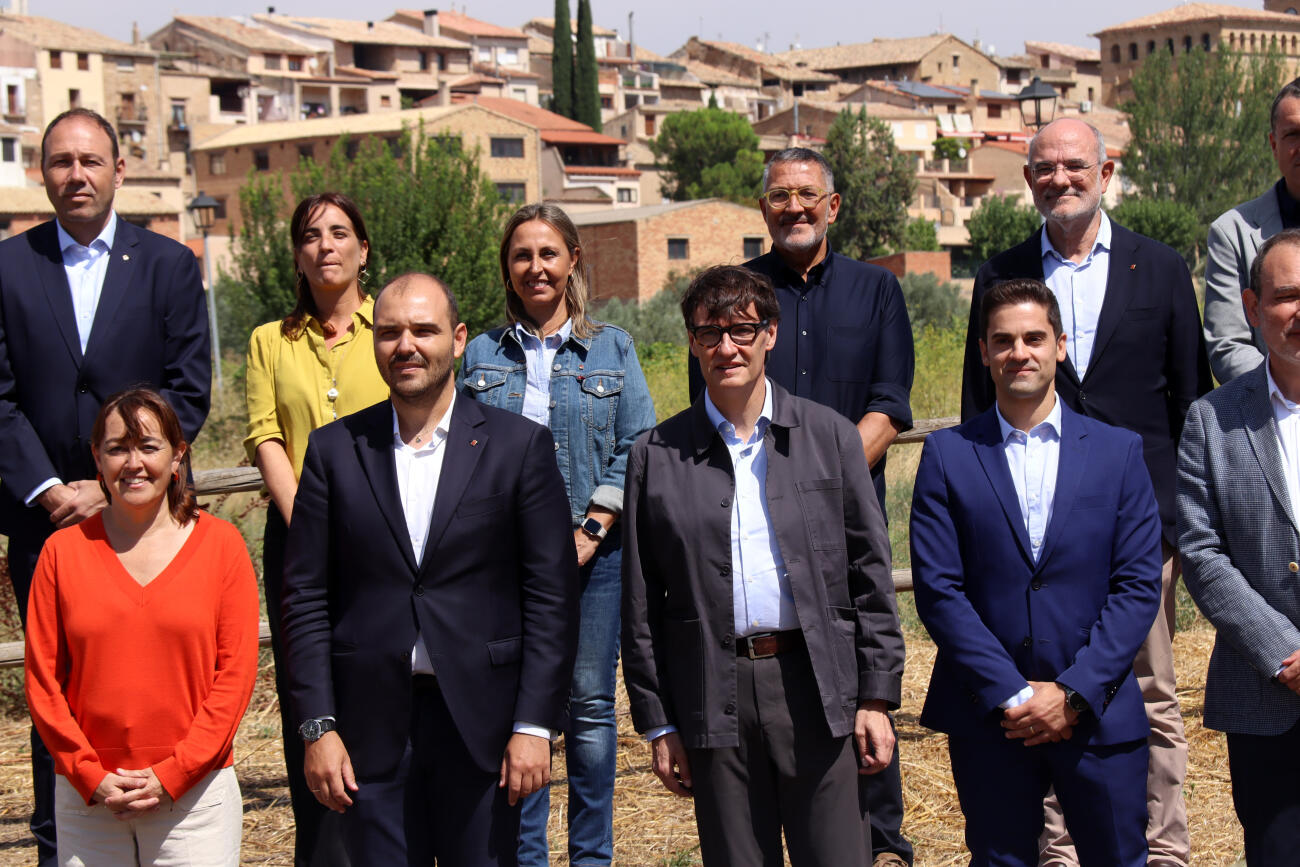 El president Illa, en un moment de la fotografia amb els consellers (fotografia: ACN / Nico Tomás).