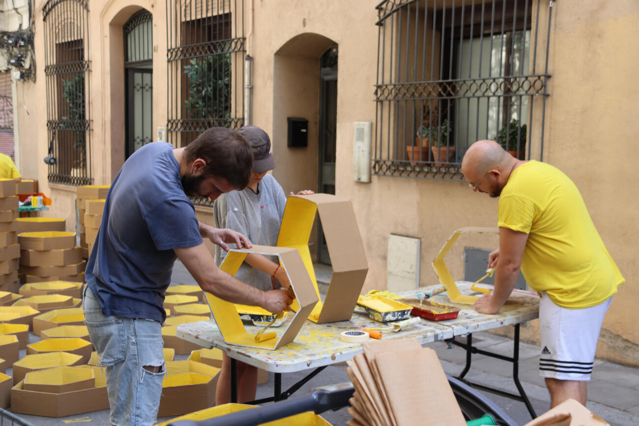 Els veïns de Gràcia ultimen els guarnits dels carrers per la festa major, amb manca de voluntaris
