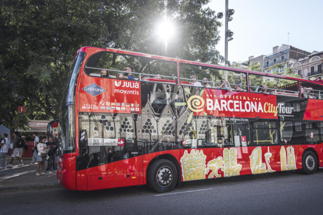 [VÍDEO] Un autobús turístic s’incendia a l’avinguda Diagonal de Barcelona
