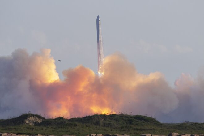 SpaceX fa història: el coet més gros mai construït completa amb èxit el primer vol i apunta a la Lluna i Mart