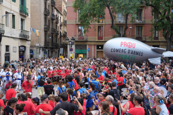 Xiulets contra els regidors i clam reivindicatiu en el pregó de la Festa Major de Gràcia