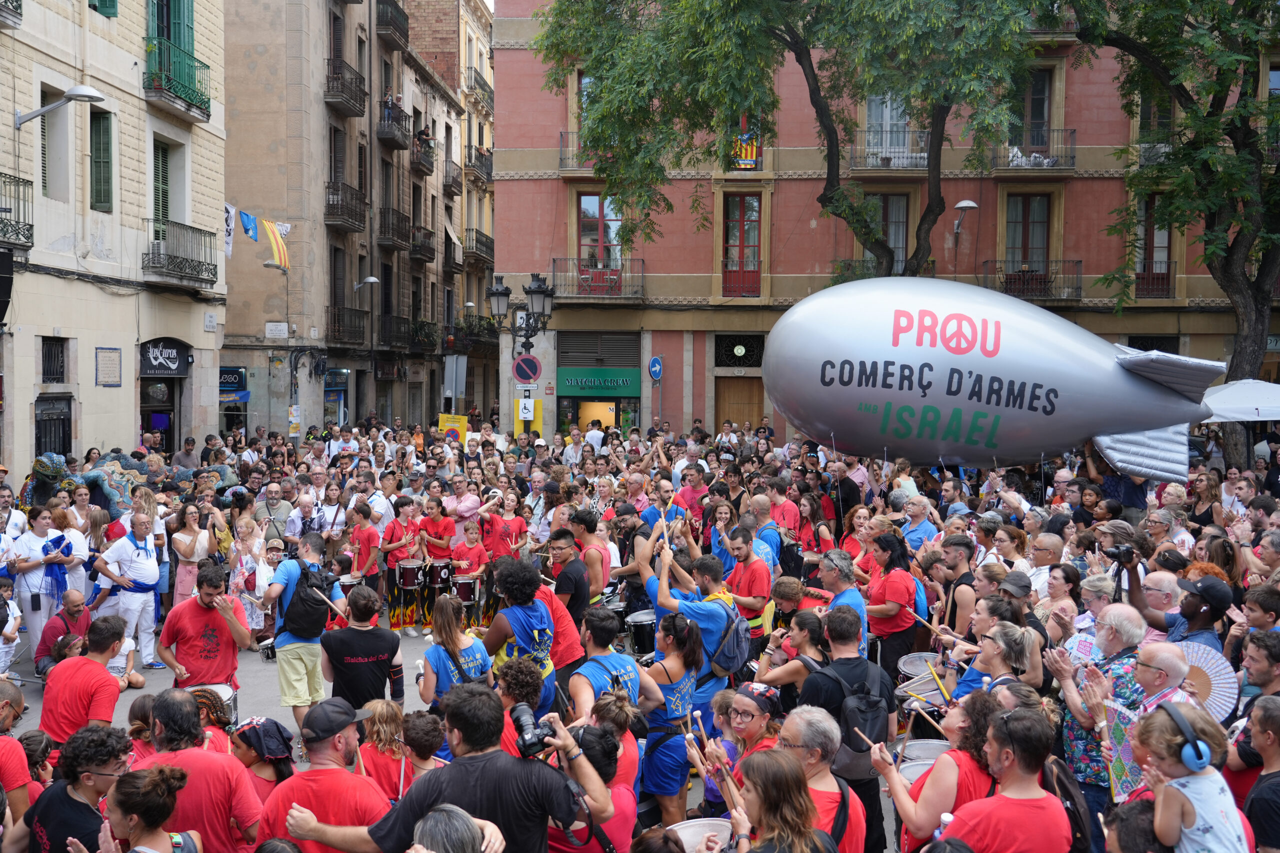 [VÍDEO] Xiulets contra els regidors i clam reivindicatiu en el pregó de la Festa Major de Gràcia