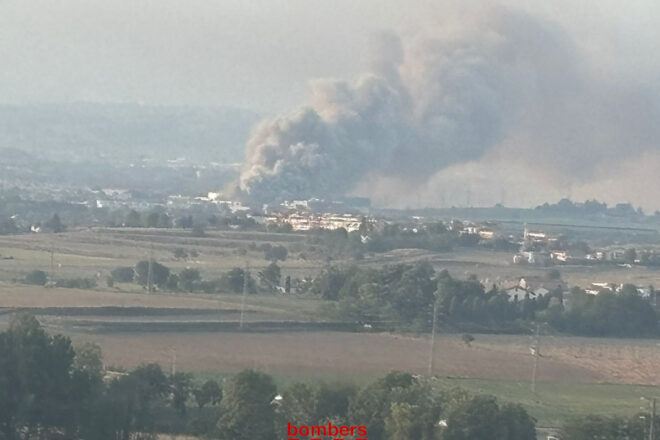 Els bombers controlen l’incendi que ha calcinat tres naus industrials a Vic