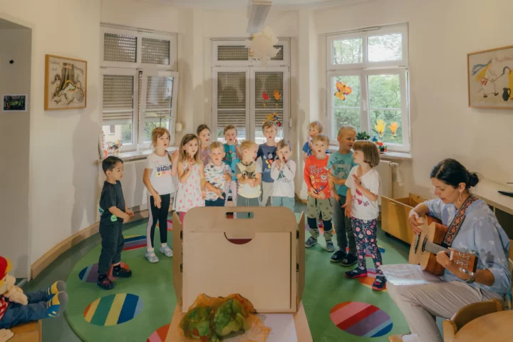 Alumnes en una escola bressol canten una cançó sòraba de benvinguda acompanyats de la seva mestra, Annett Schkoda, a Budyšin, a Alemanya (fotografia: Hannes Jung/The Washington Post).