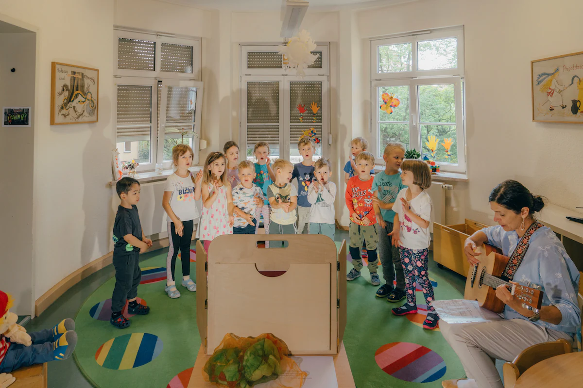 Alumnes en una escola bressol canten una cançó sòraba de benvinguda acompanyats de la seva mestra, Annett Schkoda, a Budyšin, a Alemanya (fotografia: Hannes Jung/The Washington Post).